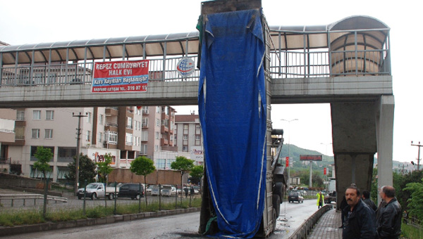 Üst geçide takılan TIR'ın dorsesi asılı kaldı! Üst geçide takılan TIR'ın dorsesi asılı kaldı!