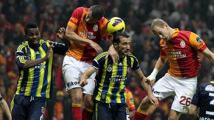 Derbi öncesi ünlü oyuncudan şok tweet: 'Kafana tuğla yersin' Derbi öncesi ünlü oyuncudan şok tweet: 'Kafana tuğla yersin'