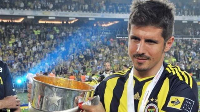 Emre Belözoğlu Galatasaray taraftarını alkışladı Emre Belözoğlu Galatasaray taraftarını alkışladı
