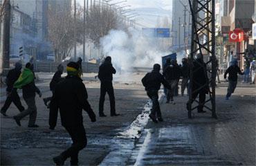 Yüksekova'da gerginlik çıktı! Yüksekova'da gerginlik çıktı!
