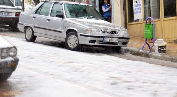 Kahramanmaraş yağan dolu ile beyaza büründü Kahramanmaraş yağan dolu ile beyaza büründü