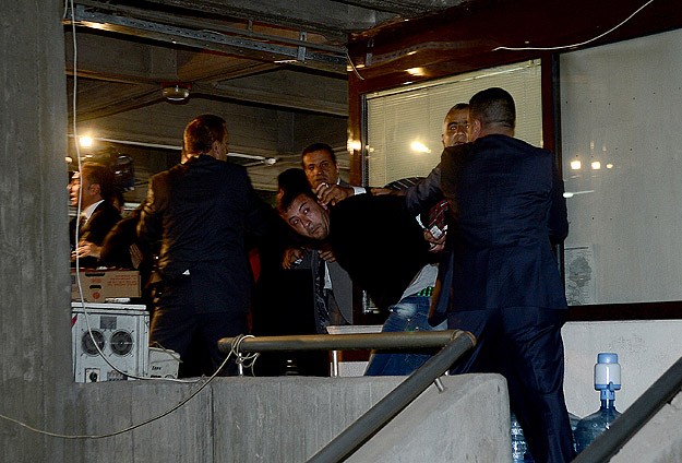 Kemal Kılıçdaroğlu'nun gözüne yumruk atan saldırgan adliyede Kemal Kılıçdaroğlu'nun gözüne yumruk atan saldırgan adliyede