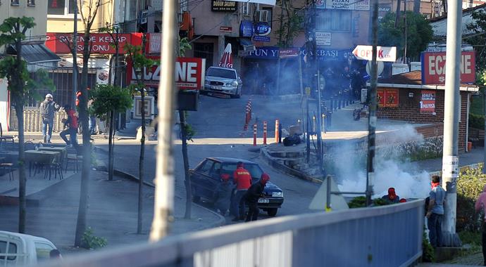 Okmeydanı karıştı! Polise molotoflu saldırı, müdahale var Okmeydanı karıştı! Polise molotoflu saldırı, müdahale var