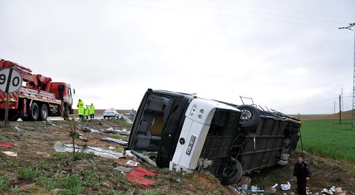 Kırşehir'de işçileri taşıyan otobüs devrildi: 38 yaralı var Kırşehir'de işçileri taşıyan otobüs devrildi: 38 yaralı var