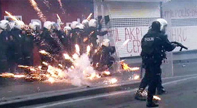 Şişli'den Taksim'e yürümek isteyen gruba müdahale Şişli'den Taksim'e yürümek isteyen gruba müdahale