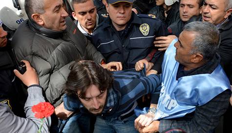 Ankara'da polise saldıran gruba müdahale Ankara'da polise saldıran gruba müdahale