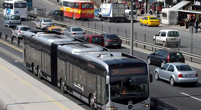 İstanbul&#039;da metrobüs seferleri başladı