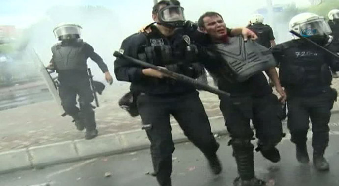 Kafasına taş gelen polis kanlar içinde kaldı!