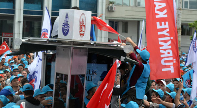 1 Mayıs'ta PKK bayrağı açan gence tekme tokat saldırı 1 Mayıs'ta PKK bayrağı açan gence tekme tokat saldırı