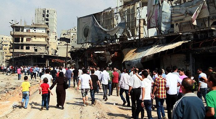Humus'ta halk evlerine dönmeye başladı Humus'ta halk evlerine dönmeye başladı