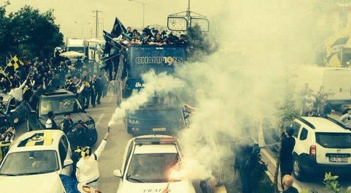 Şampiyon Fenerbahçe kupasını aldı