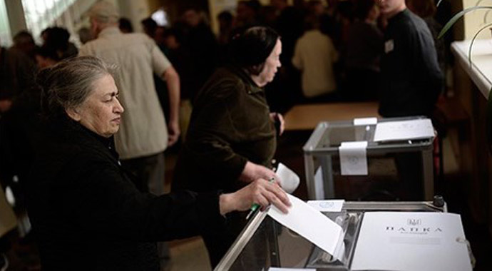 Ukrayna'da halk referandum için sandık başında Ukrayna'da halk referandum için sandık başında