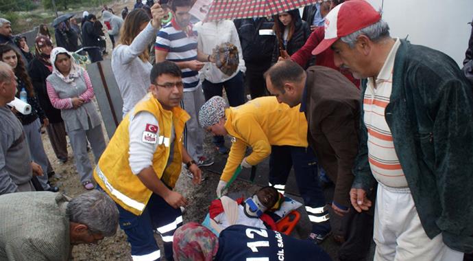 Kırşehir&#039;de feci kaza yüzme takımın midibüsü devrildi: 15 yaralı