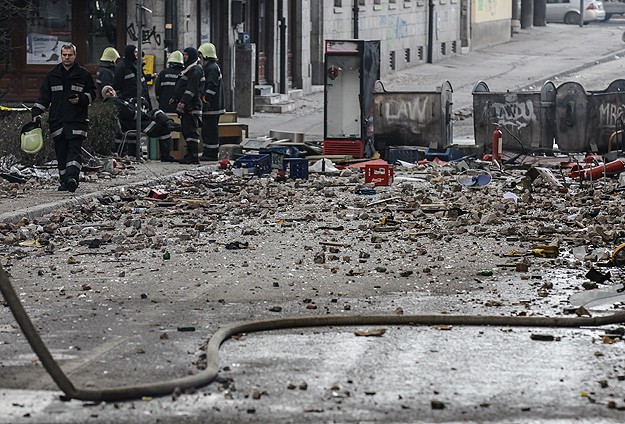 Eğlence merkezine el bombası attılar, 32 yaralı var! Eğlence merkezine el bombası attılar, 32 yaralı var!