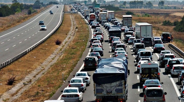 D-100'de 10 km'lik kuyruk oluştu D-100'de 10 km'lik kuyruk oluştu