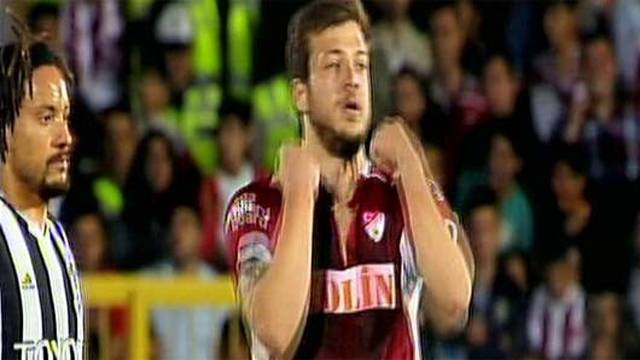 Batuhan Karadeniz'den olay hareket! Batuhan Karadeniz'den olay hareket!