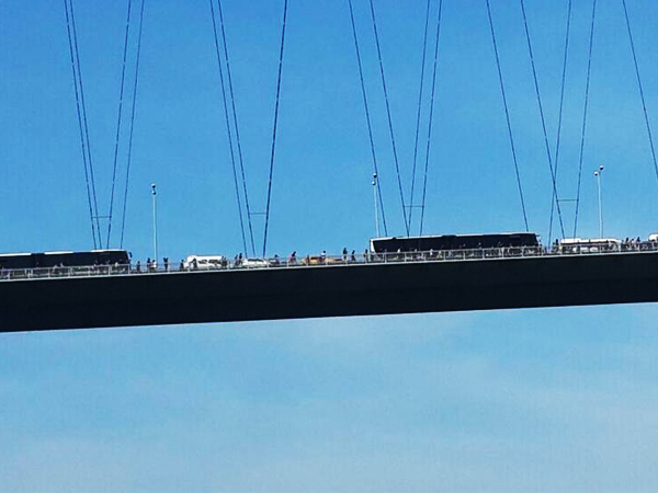 Boğaziçi Köprüsü'nde hayat durdu! Vatandaşlar tadını çıkarıyor Boğaziçi Köprüsü'nde hayat durdu! Vatandaşlar tadını çıkarıyor
