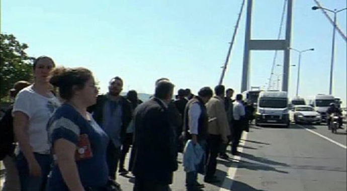 Boğaziçi Köprüsü&#039;nde trafik felç, millet yürüyerek geçiyor!