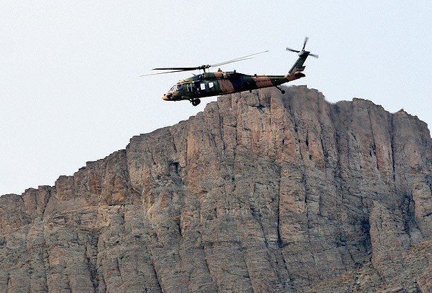 Diyarbakır'daki askeri helikoptere teröristler saldırmış Diyarbakır'daki askeri helikoptere teröristler saldırmış