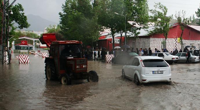 Ağrı'da 15 dakika yapan dolu hayatı felç etti Ağrı'da 15 dakika yapan dolu hayatı felç etti