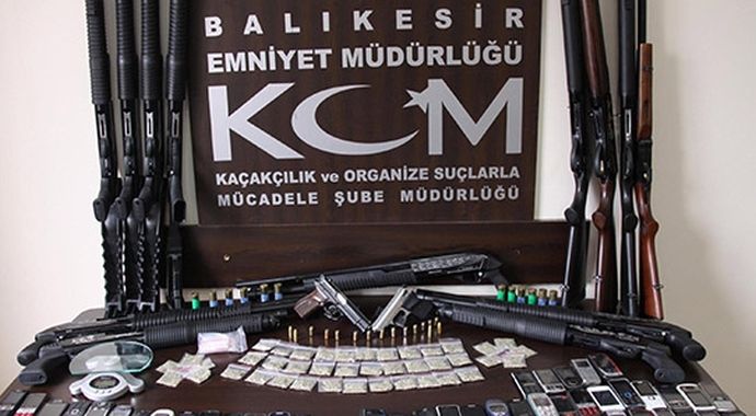 Şüpheli baba ile oğlun evinden cephanelik çıktı Şüpheli baba ile oğlun evinden cephanelik çıktı