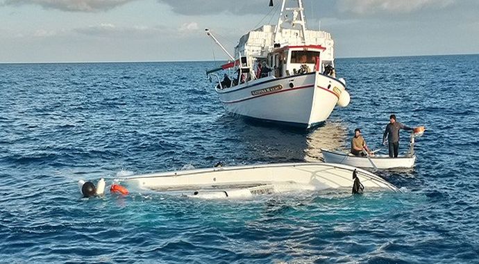 İtalya'da tekne battı; 14 Kaçakçı öldü İtalya'da tekne battı; 14 Kaçakçı öldü