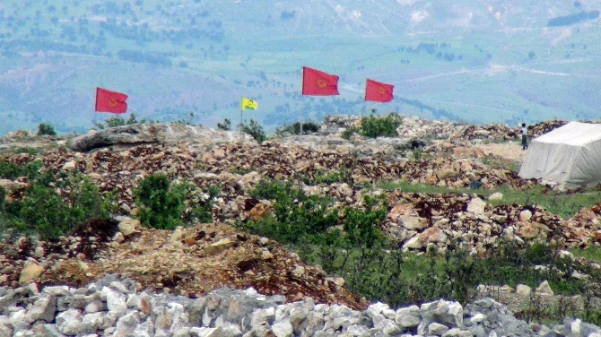 Karakol duvarını yıkıp "çaput" diktiler