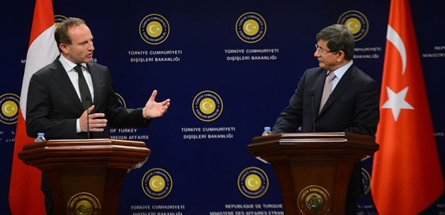 Davutoğlu'ndan muhabire sert tepki