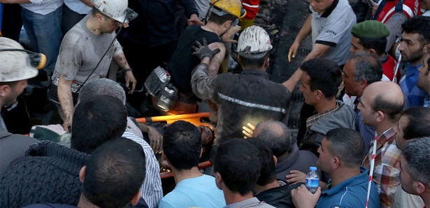 Soma'da 273 madenci kurtarılmayı bekliyor Soma'da 273 madenci kurtarılmayı bekliyor