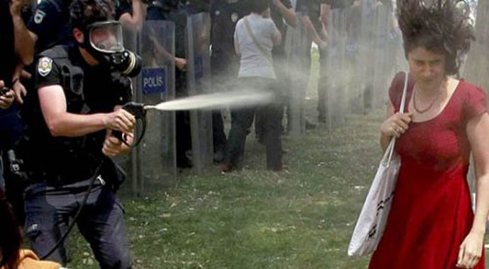 Kırmızılı kadın: Amiri &#039;sık&#039; dedi polis coştu!