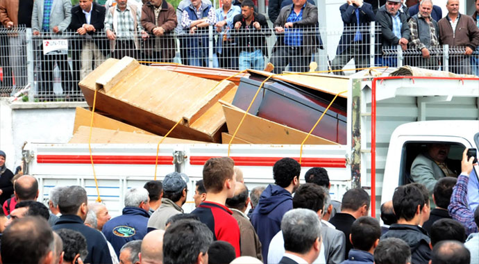 Kamyonlarla tabut getiriliyor