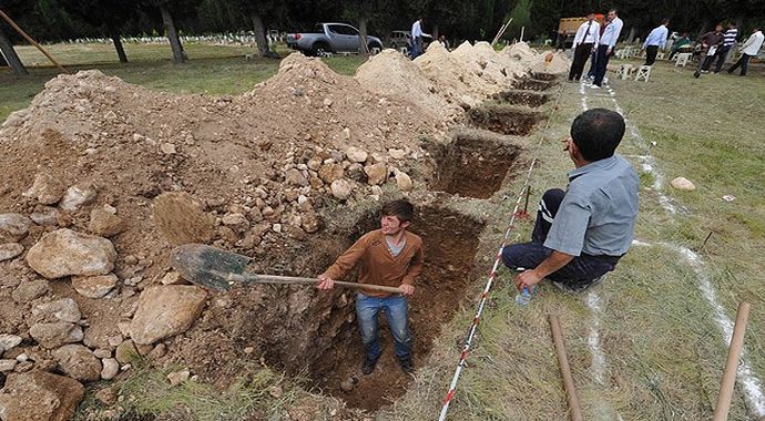Hayatını kaybeden madenciler toprağa veriliyor (Soma haberleri) Hayatını kaybeden madenciler toprağa veriliyor (Soma haberleri)