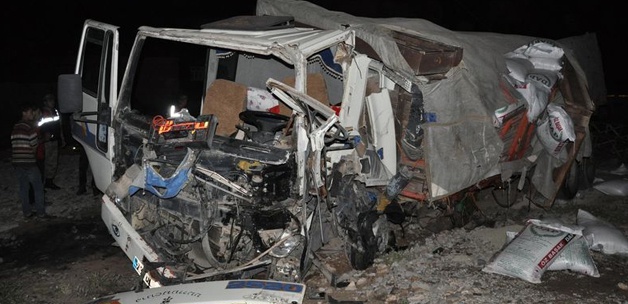 Silopi'de feci kaza: 2 ölü, 3 yaralı Silopi'de feci kaza: 2 ölü, 3 yaralı