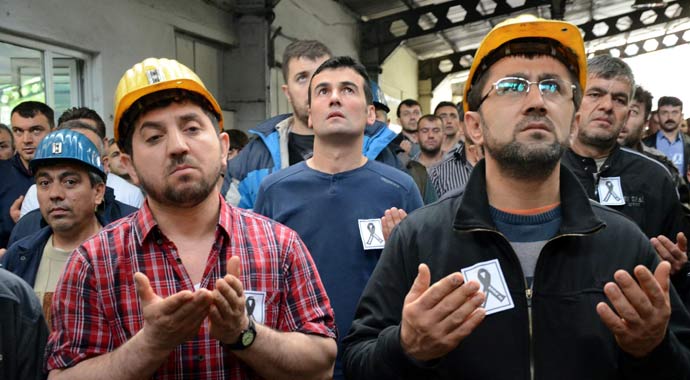 Türk-İş'ten hayatını kaybeden madenciler için eylem Türk-İş'ten hayatını kaybeden madenciler için eylem