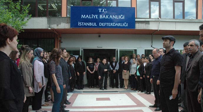 İstanbul'da memurlardan Soma için saygı duruşu İstanbul'da memurlardan Soma için saygı duruşu