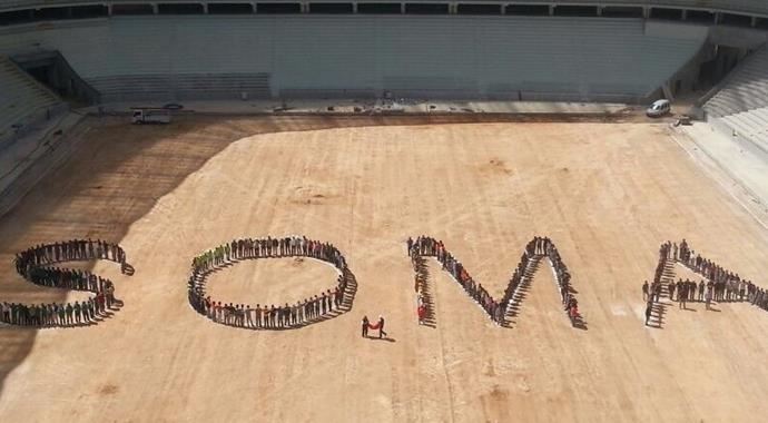 Stat inşaatında çalışan işçiler bedenleri ile Soma yazdı