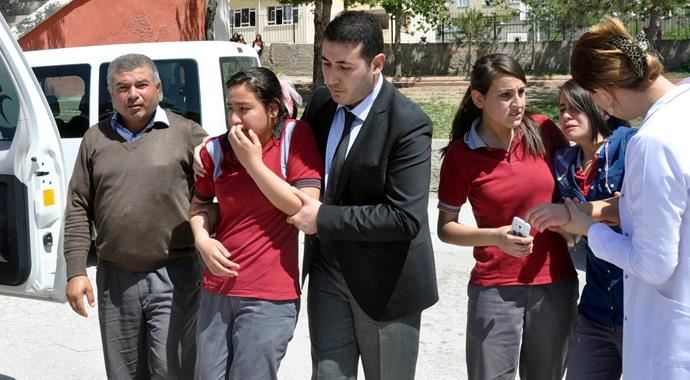 Okulda biber gazı sıktı, 15 kişiyi hastanelik etti