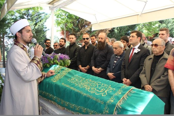 Halit Ergenç, annesini son yolculuğuna uğurladı
