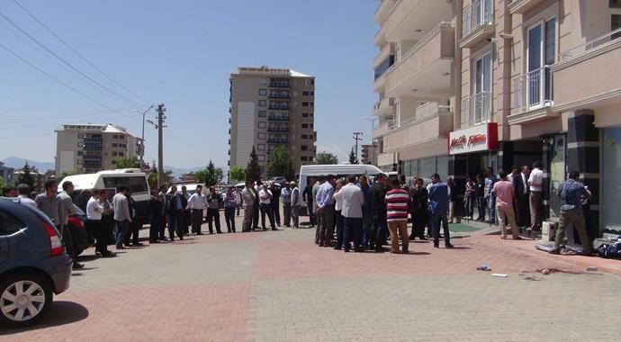11 katlı binanın en üst katına satılık ilanı asarken düşerek öldü 11 katlı binanın en üst katına satılık ilanı asarken düşerek öldü