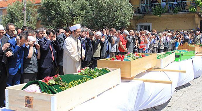 Soma'da 11 madenci toprağa verildi Soma'da 11 madenci toprağa verildi
