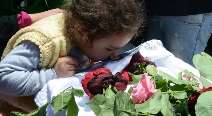 Minik Hira Nur, babasını öpücüklerle uğurladı