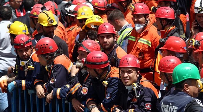Soma'daki maden faciasının ardından umutlu bekleyişi sürüyor Soma'daki maden faciasının ardından umutlu bekleyişi sürüyor