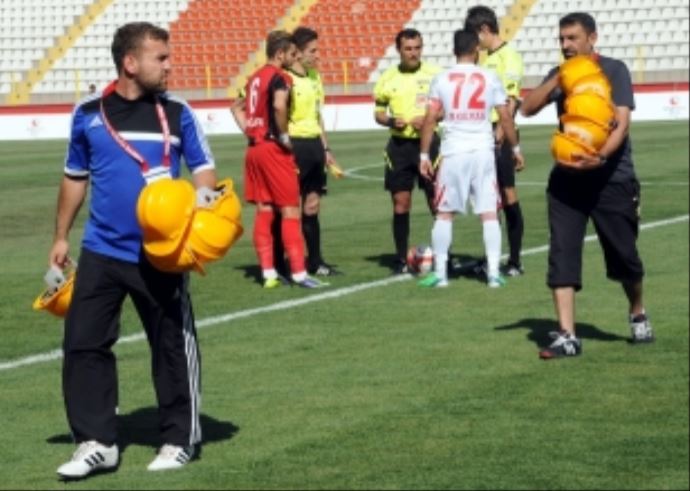 Maça baret ile çıktılar! Maça baret ile çıktılar!