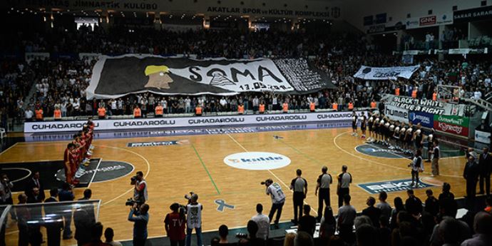 Beşiktaş ve Galatasaray'dan Soma için baretli saygı duruşu Beşiktaş ve Galatasaray'dan Soma için baretli saygı duruşu