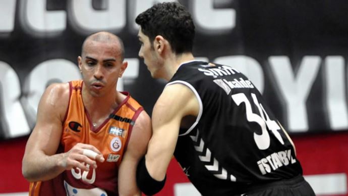 Beşiktaş son topta yıkıldı (Beşiktaş İ.F. 64-66 Galatasaray L.H.) Beşiktaş son topta yıkıldı (Beşiktaş İ.F. 64-66 Galatasaray L.H.)
