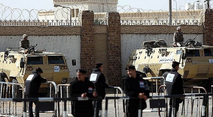 Mursi'nin yargılandığı dava 2 Haziran'a ertelendi Mursi'nin yargılandığı dava 2 Haziran'a ertelendi