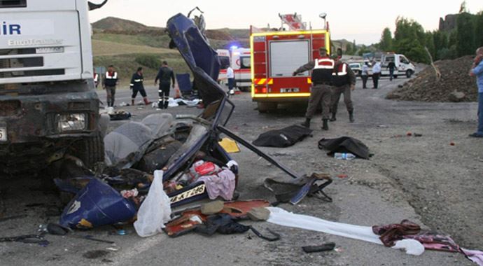 Yozgat'ta katliam gibi kaza: 5 ölü Yozgat'ta katliam gibi kaza: 5 ölü