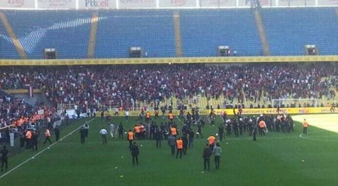 Taraftarlar sahaya girdi! Kadıköy karıştı