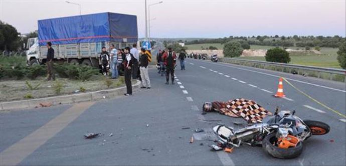 Baba ve oğul motosiklet kazasında öldü Baba ve oğul motosiklet kazasında öldü