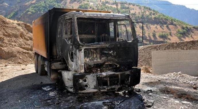 PKK karakola malzeme taşıyan kamyonu yaktı